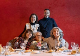 Luisa Borreguero abajo en el centro de la imagen.