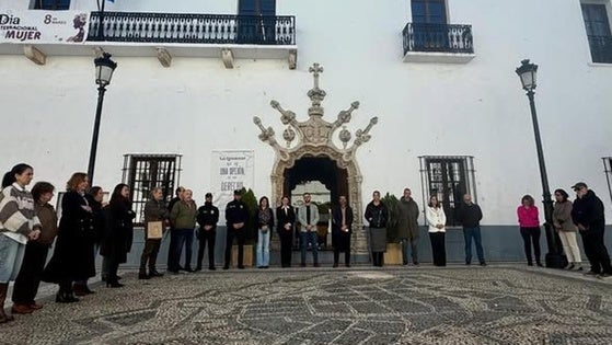 Olivenza guarda un minuto de silencio en memoria de las víctimas del terrorismo