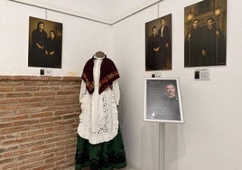 Ya se puede admirar la exposición 'Facticias, indumentaria tradicional de Olivenza en retratos'