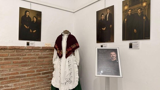 Ya se puede admirar la exposición 'Facticias, indumentaria tradicional de Olivenza en retratos'
