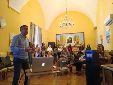 Los residentes de la Santa Casa de Misericordia disfrutan de una charla sobre la matanza tradicional
