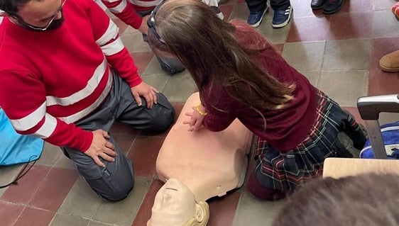 Alumnos de las Escuelas Parroquiales aprenden primeros auxilios con Cruz Roja