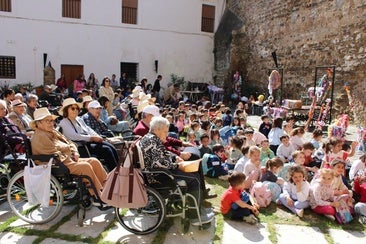 La inauguración de la muestra 'Conectando Generaciones' contó con una gran asistencia