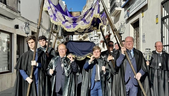 La Hermandad de la Misericordia recorre Olivenza con la procesión del Santo Entierro