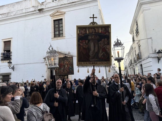 Los fieles realizan la Procesión de las Banderas con tres siglos de historia