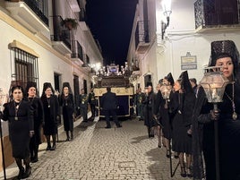 Por primera vez un grupo de hermanas de mantilla acompañan al Cristo Yacente