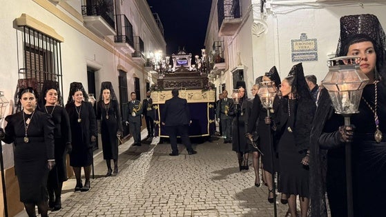 Por primera vez un grupo de hermanas de mantilla acompañan al Cristo Yacente