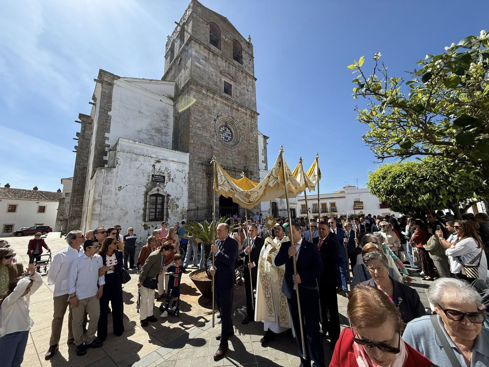 La bendición de los campos puso el broche final a la Semana Santa de Olivenza