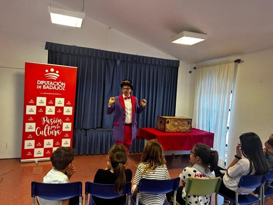 Los niños disfrutan de la Semana del Libro con magia, cuentos y teatro