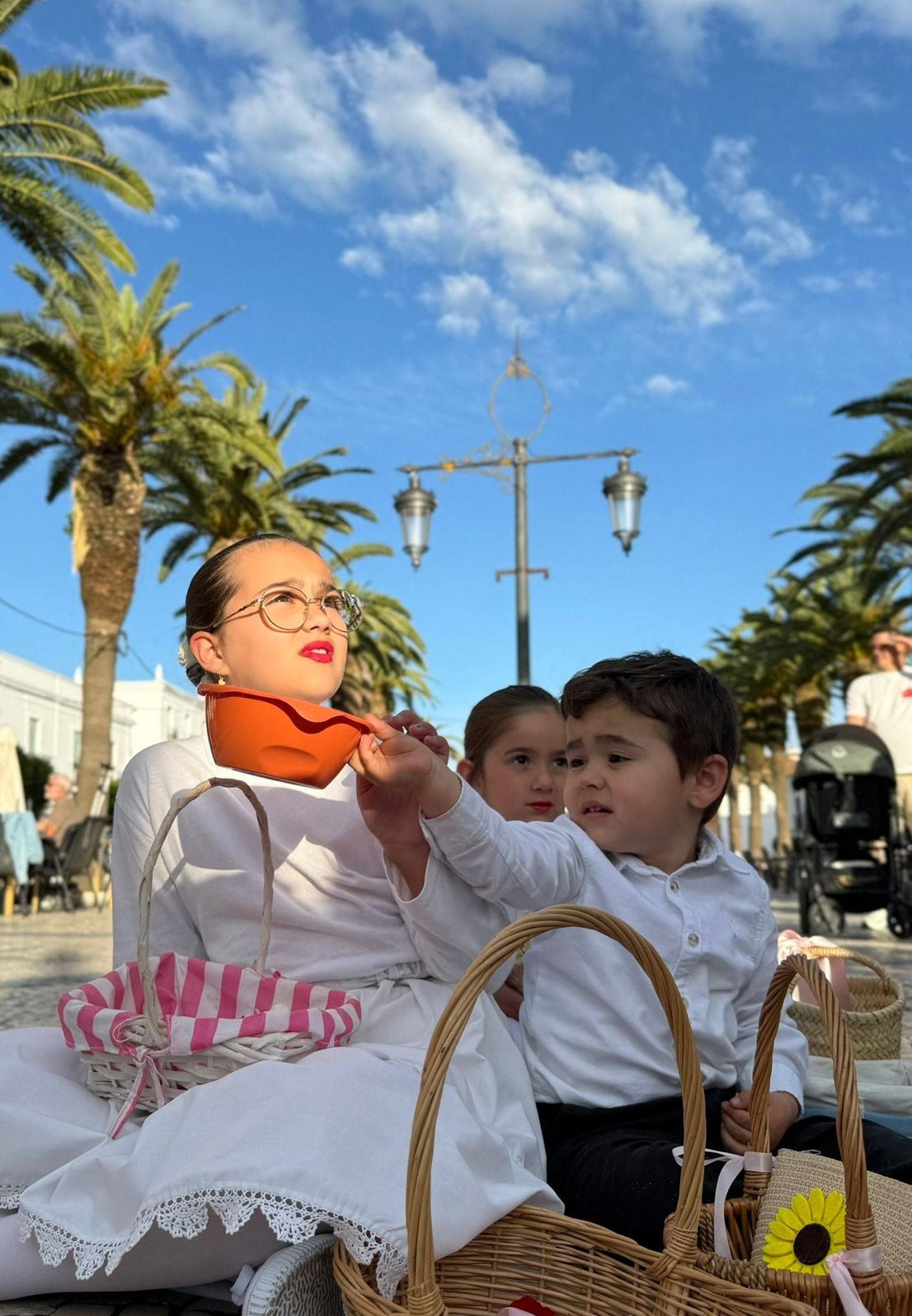 Los Chaparritos vuelven a dar vida a la tradición oliventina de 'La Maya'