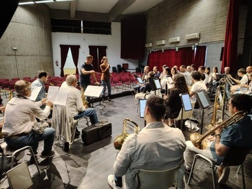 La banda ensayando con Celia Romero.