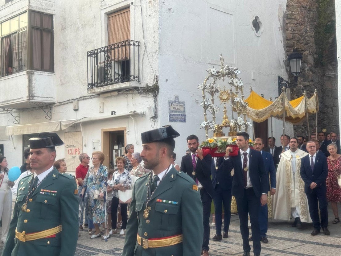 Ochenta y cinco niños y niñas de Olivenza protagonizan la procesión del Corpus Christi