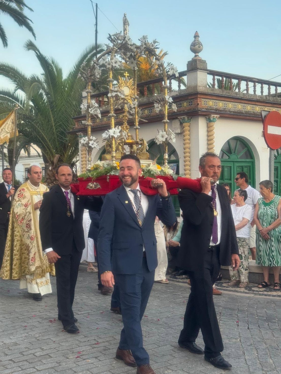 Ochenta y cinco niños y niñas de Olivenza protagonizan la procesión del Corpus Christi