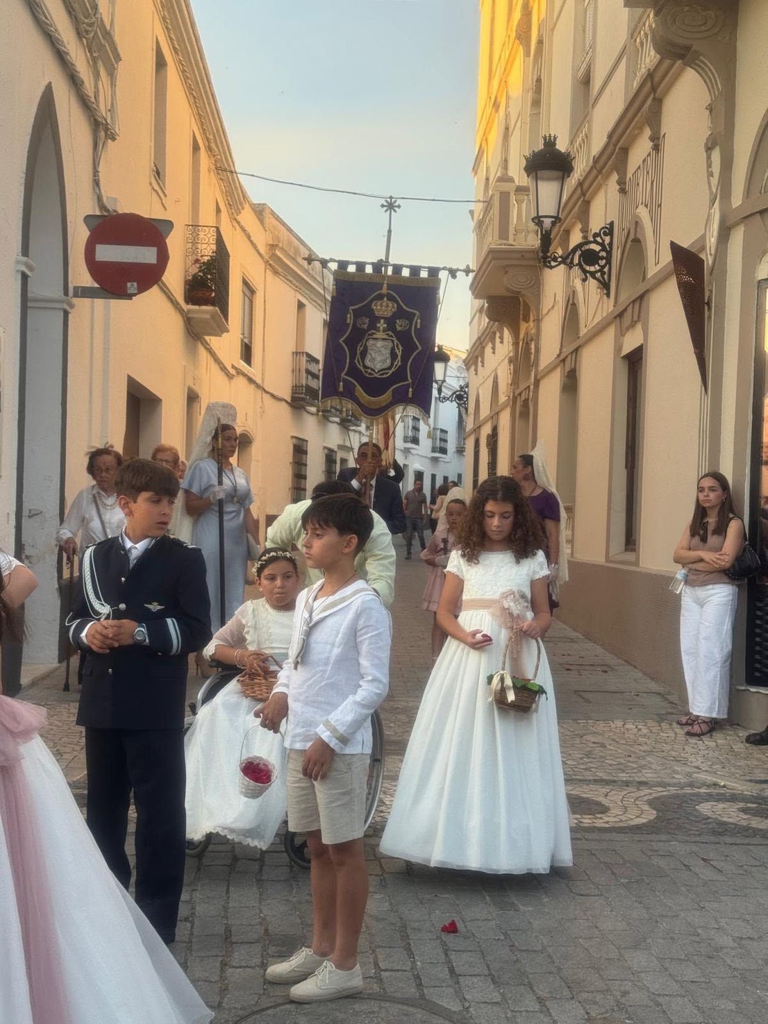 Ochenta y cinco niños y niñas de Olivenza protagonizan la procesión del Corpus Christi
