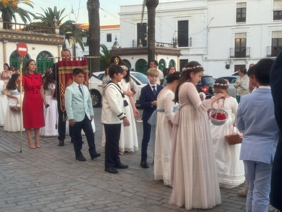 Ochenta y cinco niños y niñas de Olivenza protagonizan la procesión del Corpus Christi