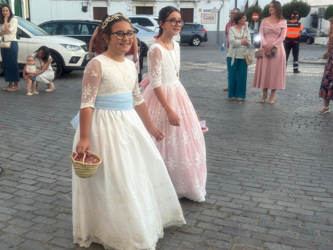 Ochenta y cinco niños y niñas de Olivenza protagonizan la procesión del Corpus Christi