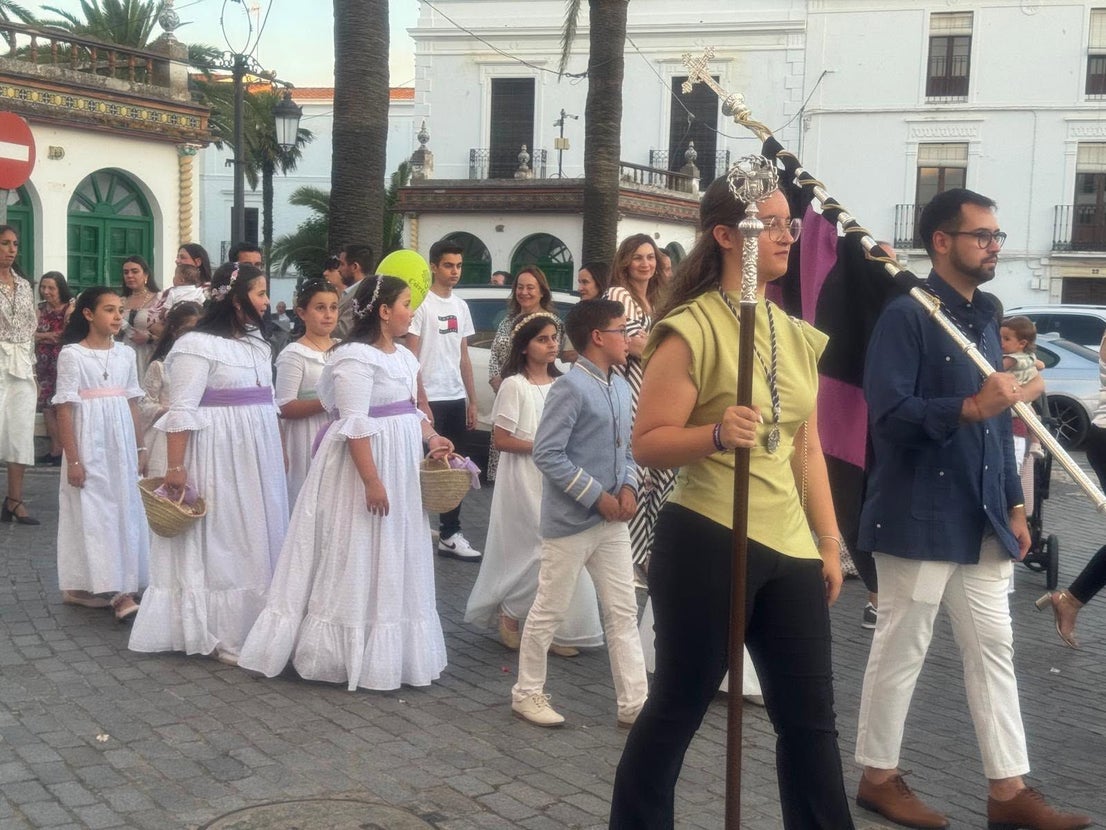 Ochenta y cinco niños y niñas de Olivenza protagonizan la procesión del Corpus Christi