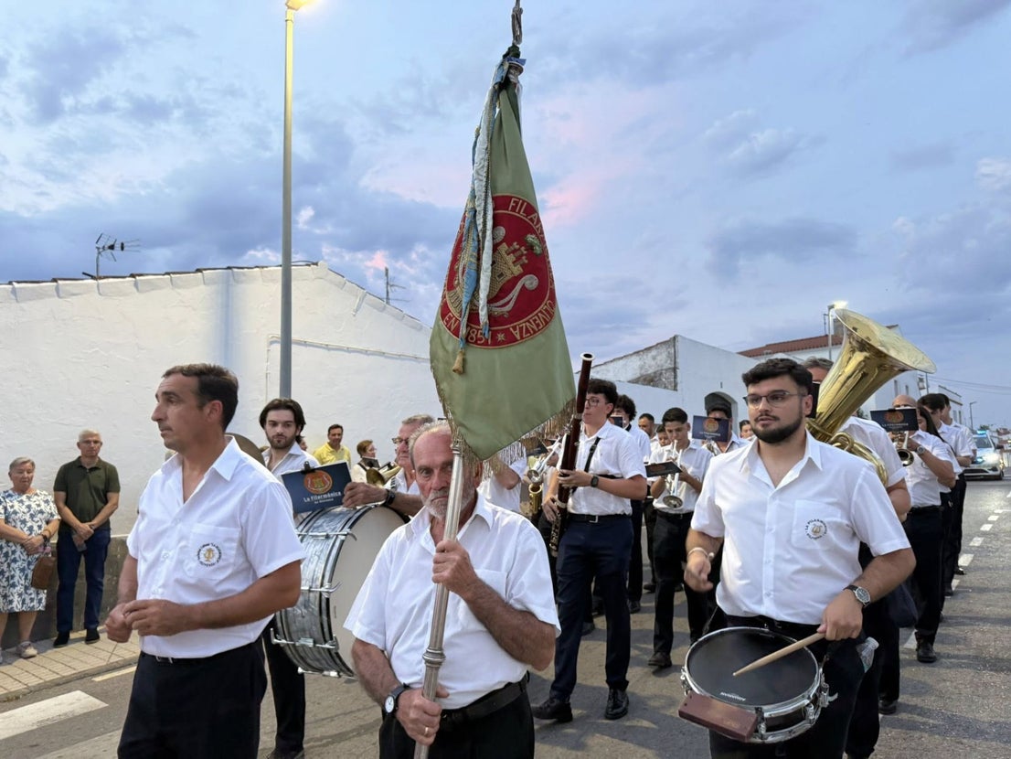 El Sagrado Corazón de Jesús recorre las calles de La Farrapa en una emotiva procesión