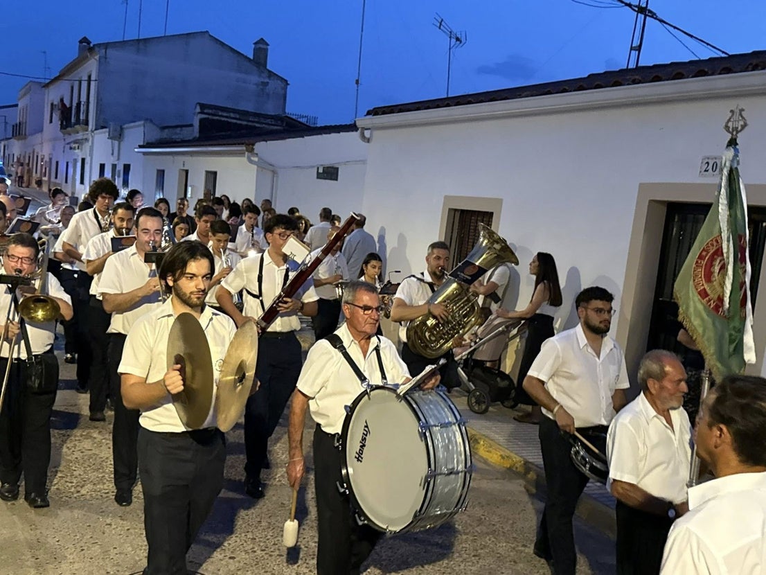 El Sagrado Corazón de Jesús recorre las calles de La Farrapa en una emotiva procesión