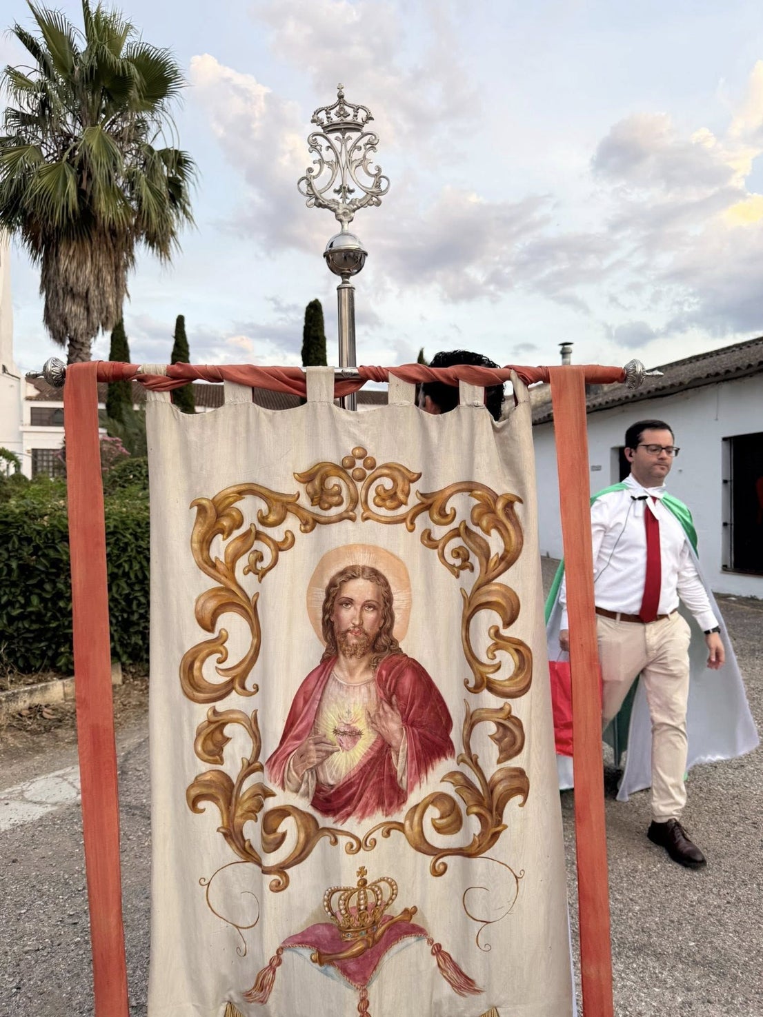 El Sagrado Corazón de Jesús recorre las calles de La Farrapa en una emotiva procesión
