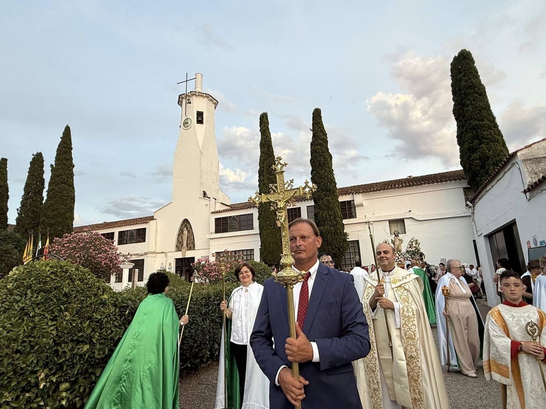 El Sagrado Corazón de Jesús recorre las calles de La Farrapa en una emotiva procesión