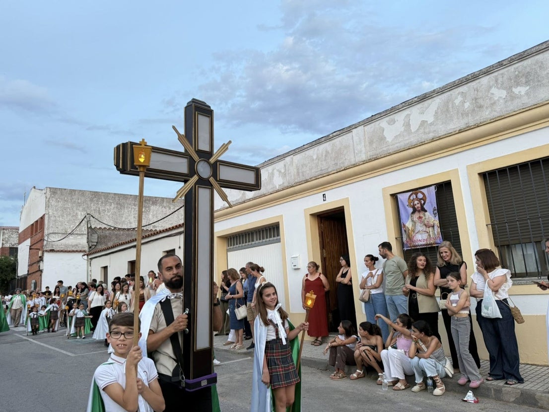 El Sagrado Corazón de Jesús recorre las calles de La Farrapa en una emotiva procesión