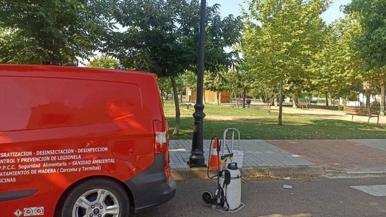 Olivenza mantiene los trabajos de control de plagas en barriadas y pedanías