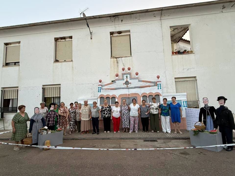 La Asociación de Mujeres 'Las Raparigas' gana el concurso de Muñecas de San Juan