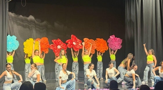 La danza urbana llena de ritmo y emoción la Casa de la Cultura con la exhibición final del curso