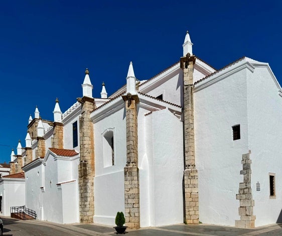 La Iglesia de la Magdalena recupera su esplendor tras los trabajos de pintura en el exterior