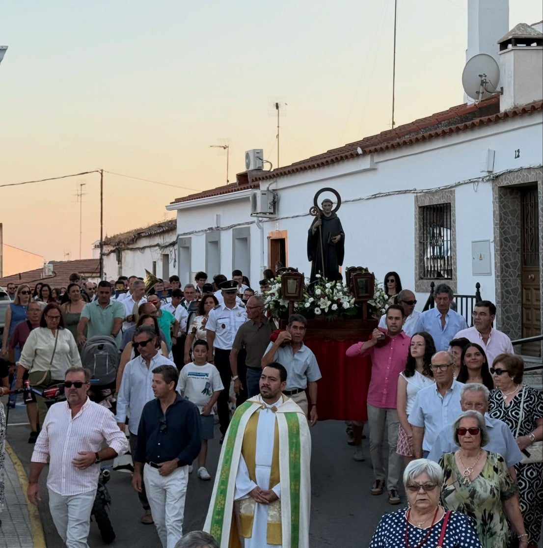 San Benito de la Contienda honra a su patrón con la tradicional procesión en el corazón de sus fiestas
