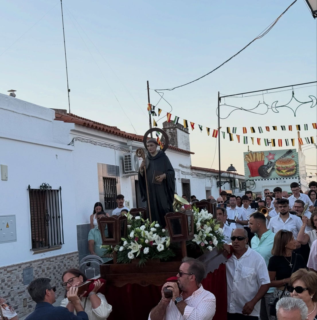 San Benito de la Contienda honra a su patrón con la tradicional procesión en el corazón de sus fiestas
