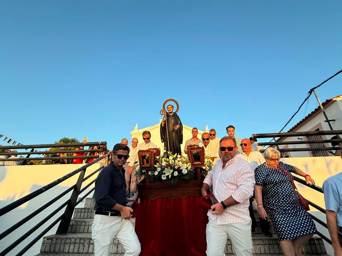 San Benito de la Contienda honra a su patrón con la tradicional procesión en el corazón de sus fiestas