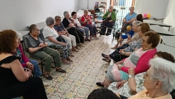 Los usuarios de la Santa Casa desarrollan el taller 'El club de la sonrisa'