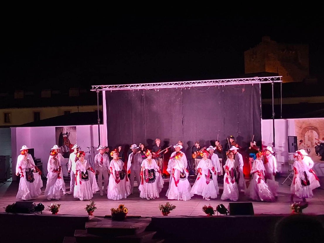 El folclore extremeño y mexicano se dieron cita en el XVII Festival Choni Ramallo