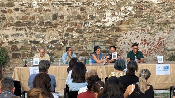La recaudación de las ventas del libro 'Sawabona' se destinará a la Asociación Oncológica de Extremadura