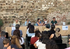 La recaudación de las ventas del libro 'Sawabona' se destinará a la Asociación Oncológica de Extremadura