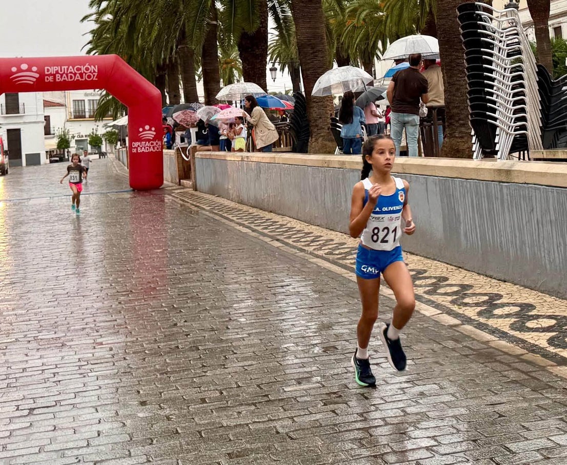 Más de 200 deportistas en la V Carrera Popular a pesar de la lluvia