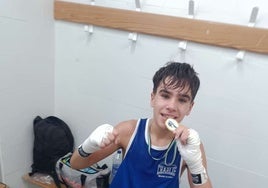 La Escuela de Boxeo de Olivenza celebra el título autonómico de Noel Novoa