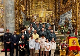 Los agentes se fotografiaron en el altar mayor.