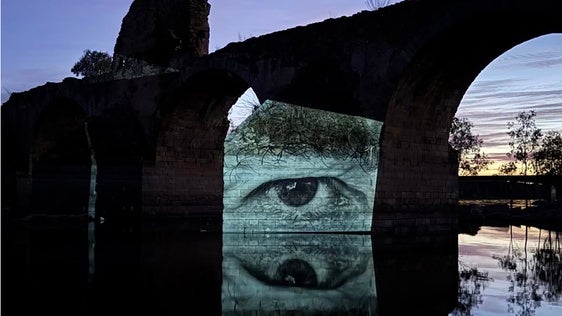 Instalación efímera 'Invisible', ubicada en el entorno del Puente de Ajuda