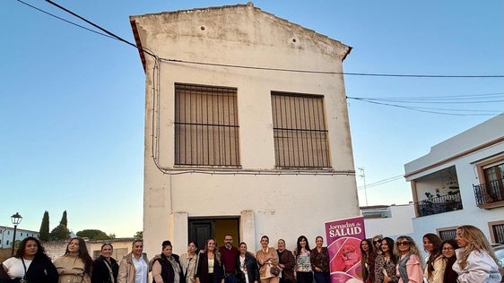 Las participantes en la entrada de la nueva sede.