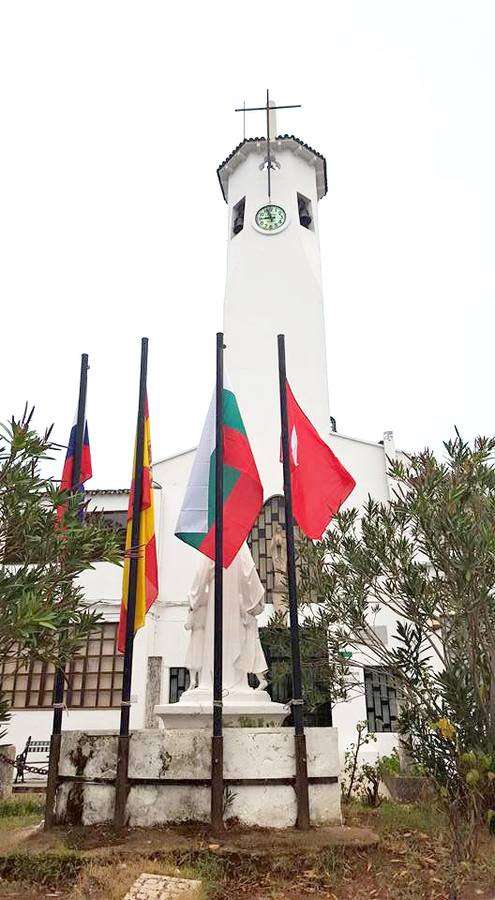 Las banderas de los tres países visitantes lucen ya en el centro escolar. 