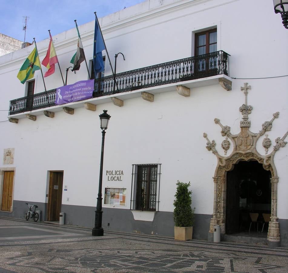 La fachada del Ayuntamiento oliventino muestra ya una pancarta alusiva al 25N 