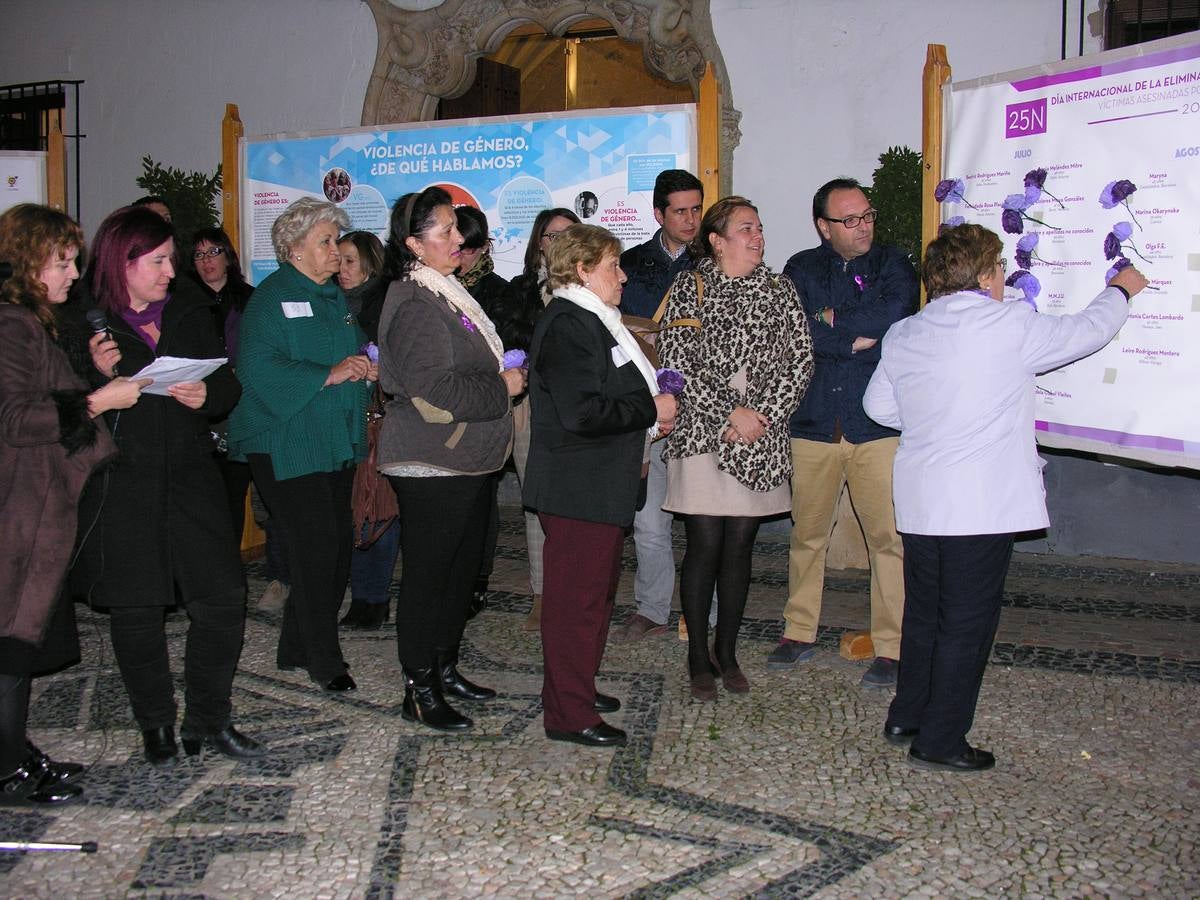Homenaje a las 74 víctimas de la violencia machista representadas con flores de papel