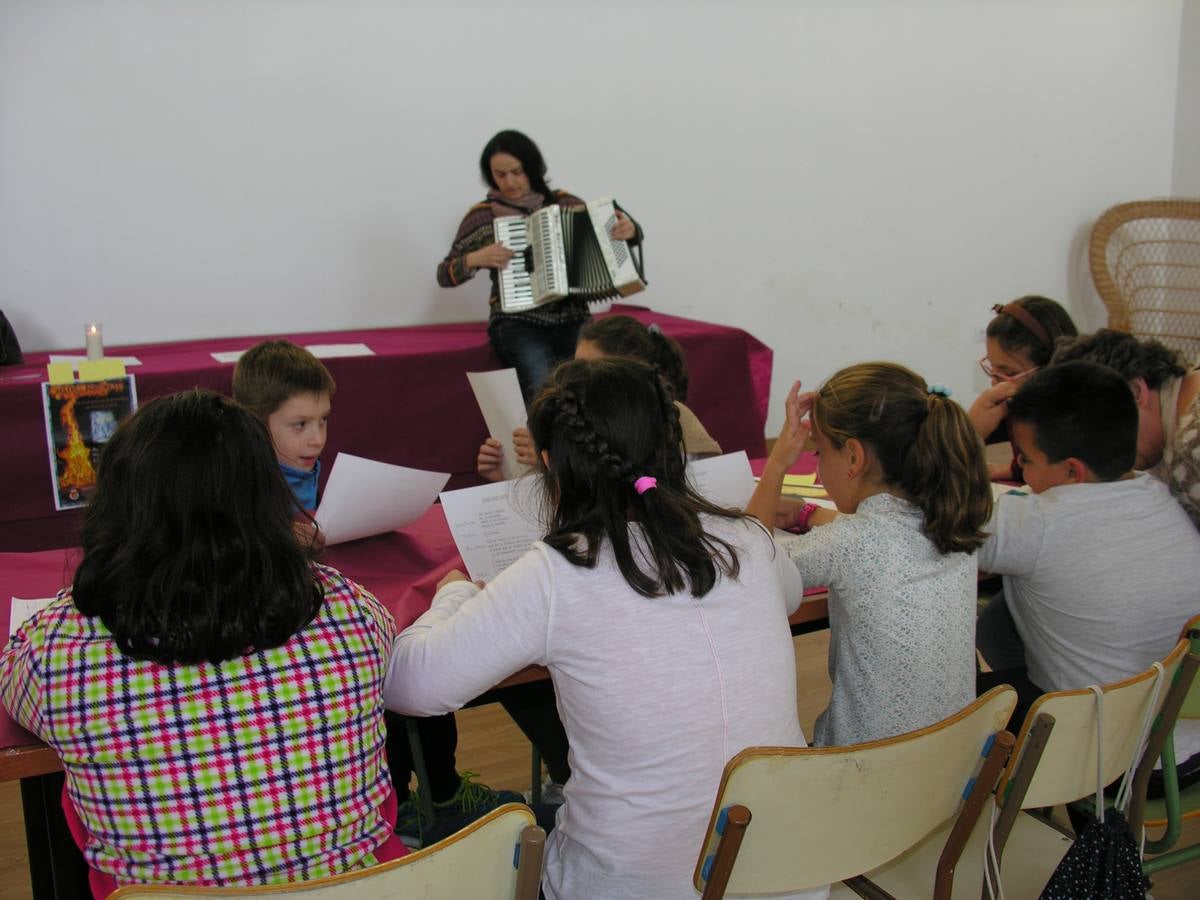 Ana de la Granja, acompaña al acordeón la interpretación de la danza de Santa Lucía. 