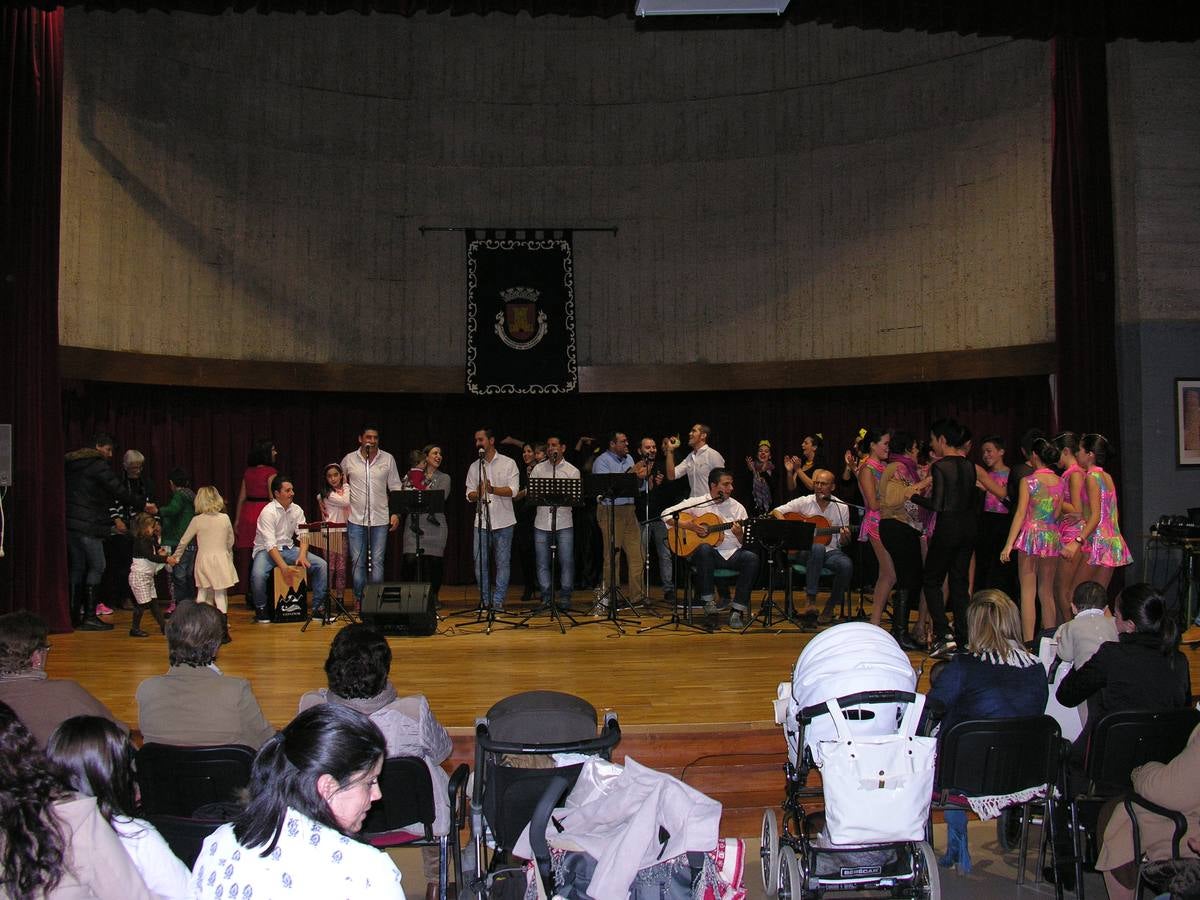 Actuación final de todos los artistas participantes con la colaboración de los más pequeños del público. 