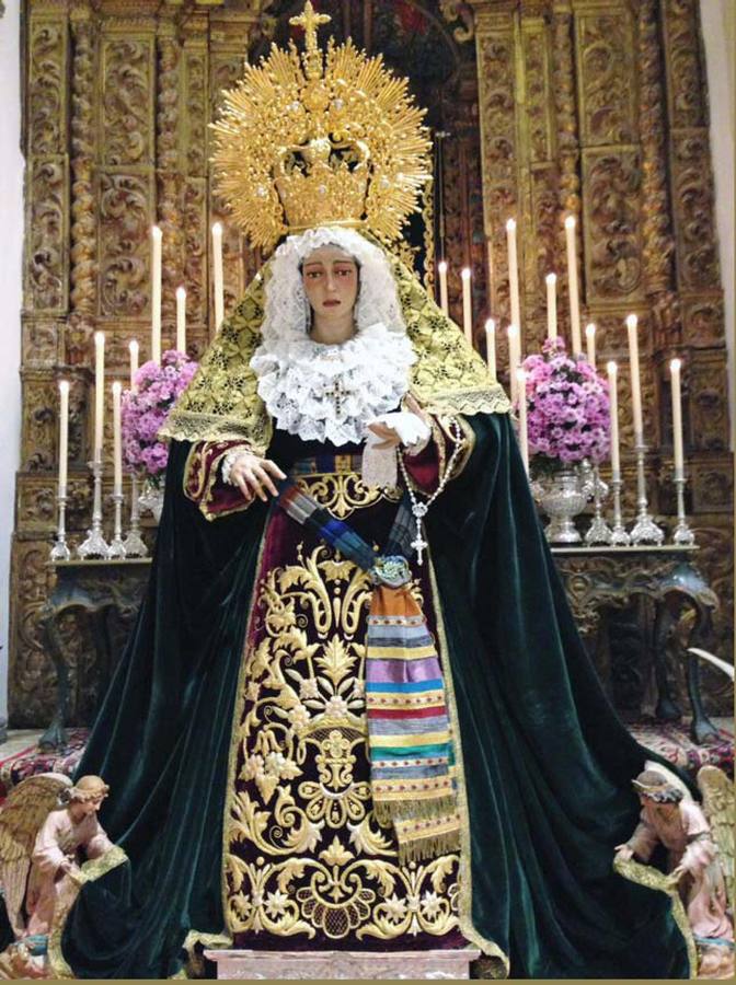 Talla de la Virgen de la Esperanza, obra del autor extremeño Manuel Carmona.