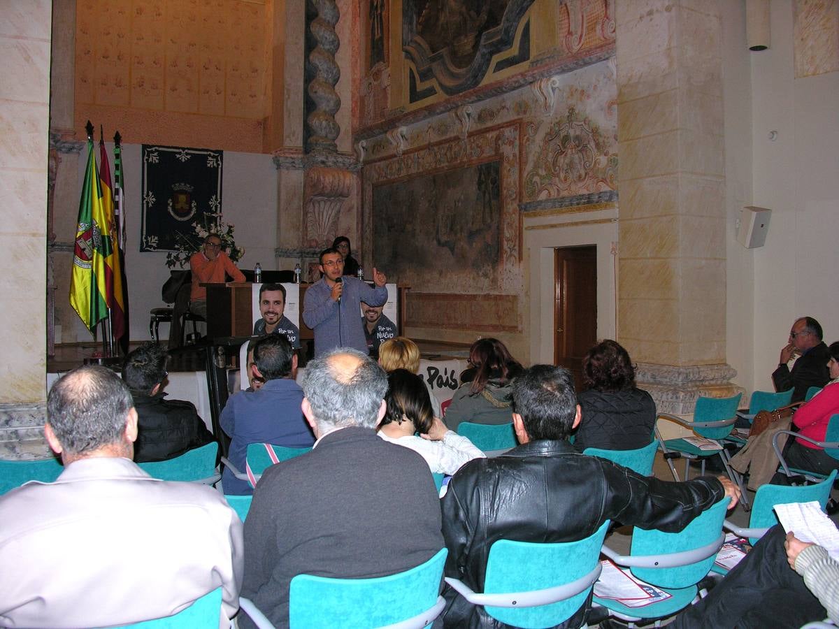 El portavoz de IU Olivenza, Luis Núñez, durante el mitin celebrado ayer. 
