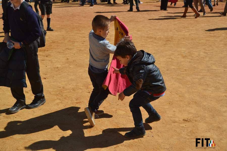 Dos menores durante una de las actividades infantiles en el coso oliventino. 